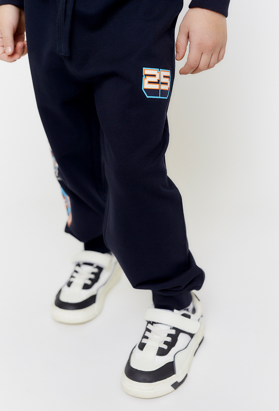 Czarne spodnie dresowe z nadrukiem