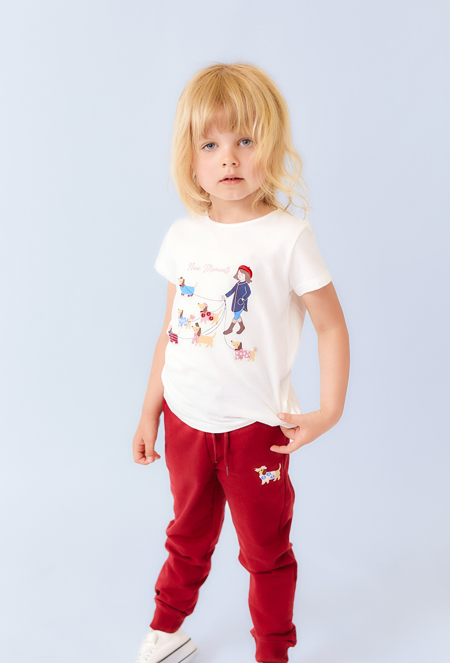 Koszulka ecru dziewczęca w pieski – haft i nadruk.
