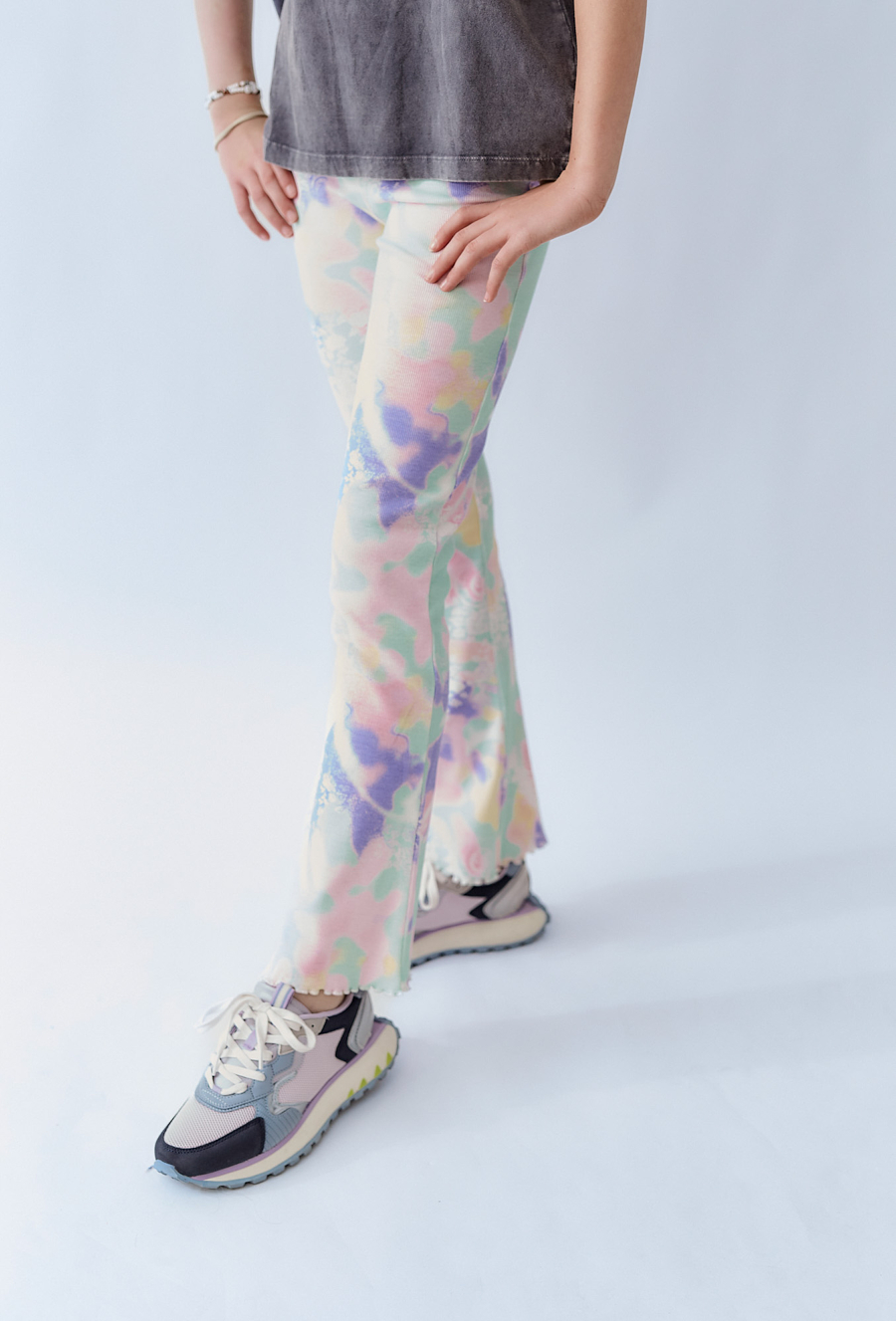 Kolorowe legginsy z rozszerzanymi nogawkami