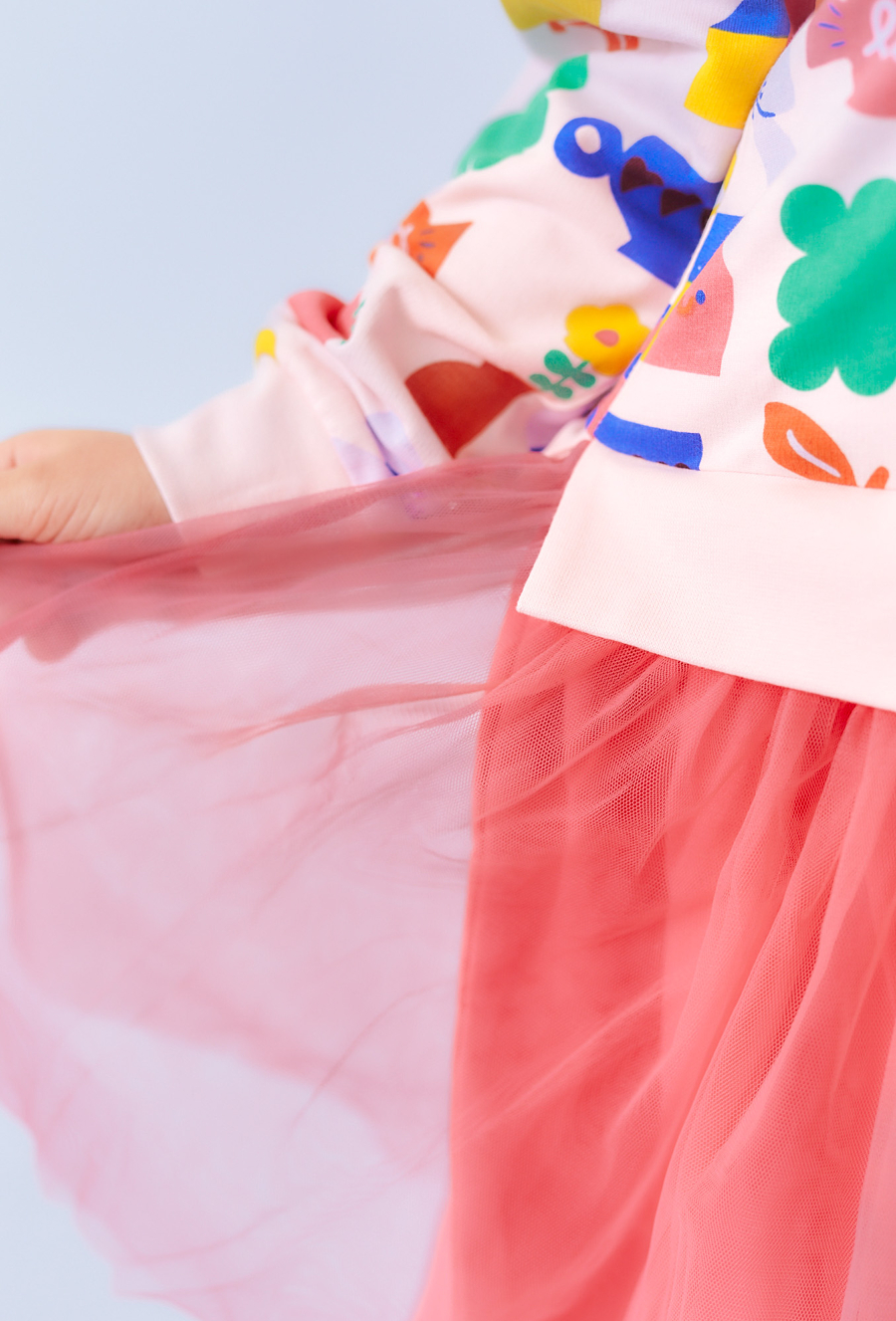 Sukienka dziewczęca z tiulowym dołem i kolorowym nadrukiem