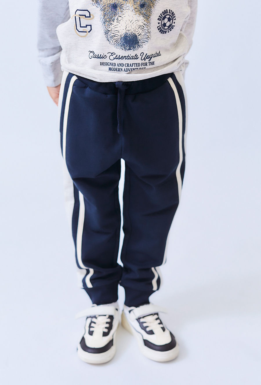 Granatowe spodnie dresowe dla chłopca z białymi lampasami