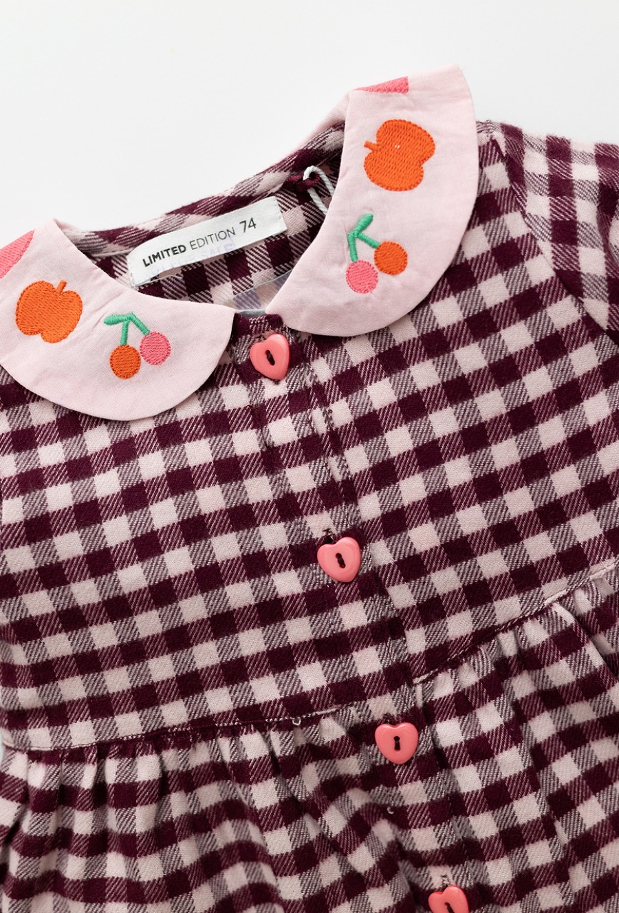Różowa sukienka niemowlęca w atkę z haftowanym kołnierzem
