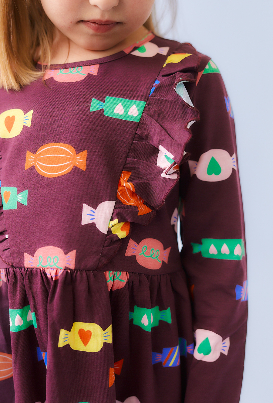 Brązowa dziewczęca sukienka z falbankami i nadrukiem cukierków