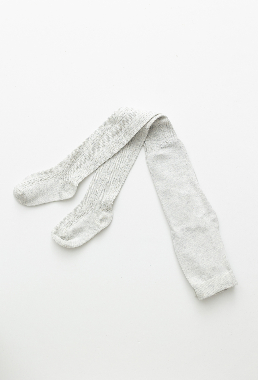 Szare grube rajstopy dziecięce z wzorem w paski.