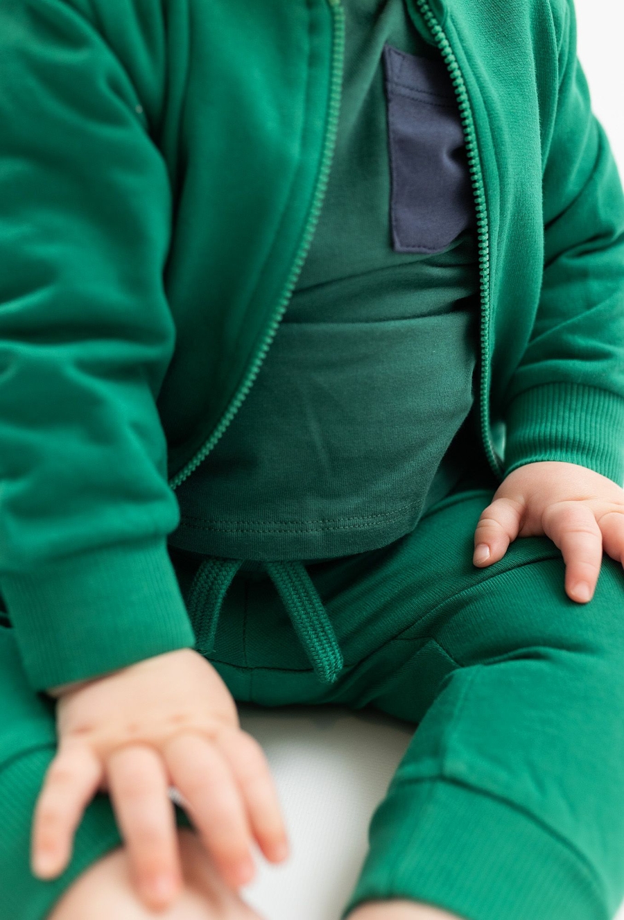 Zielone spodnie dresowe dla niemowlaka - 510.15.