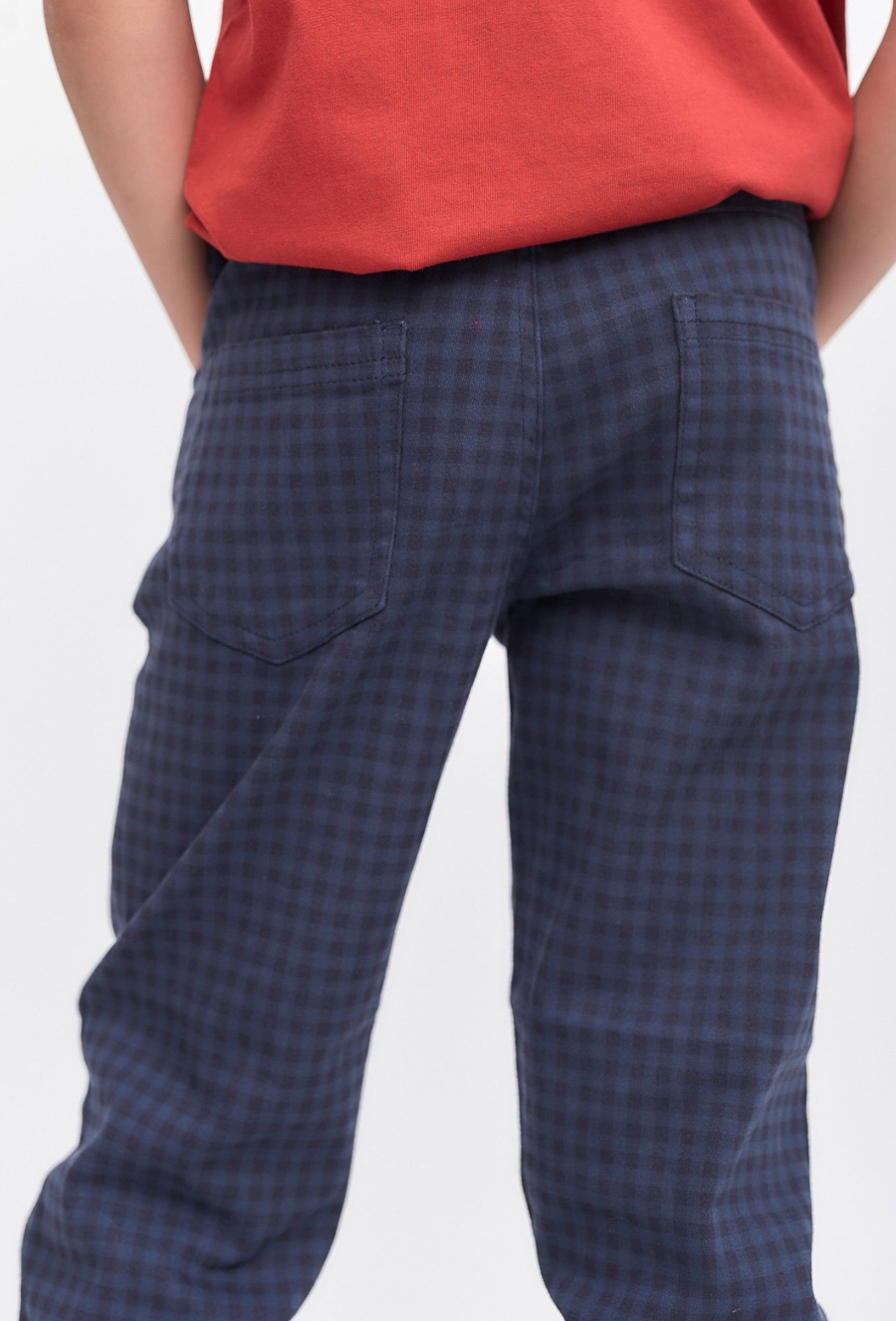 Granatowe spodnie w drobną atkę