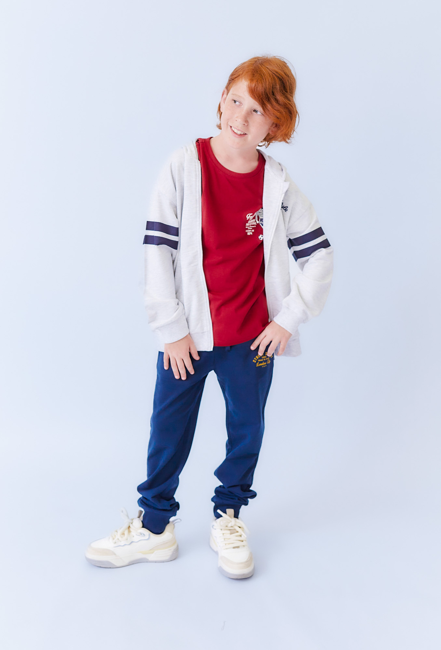 Bluza chłopięca szara z kapturem. haftem i nadrukiem