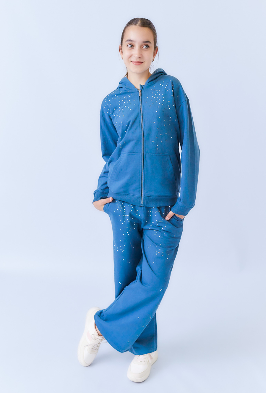 Niebieska bluza dziewczęca z kapturem i dżetami