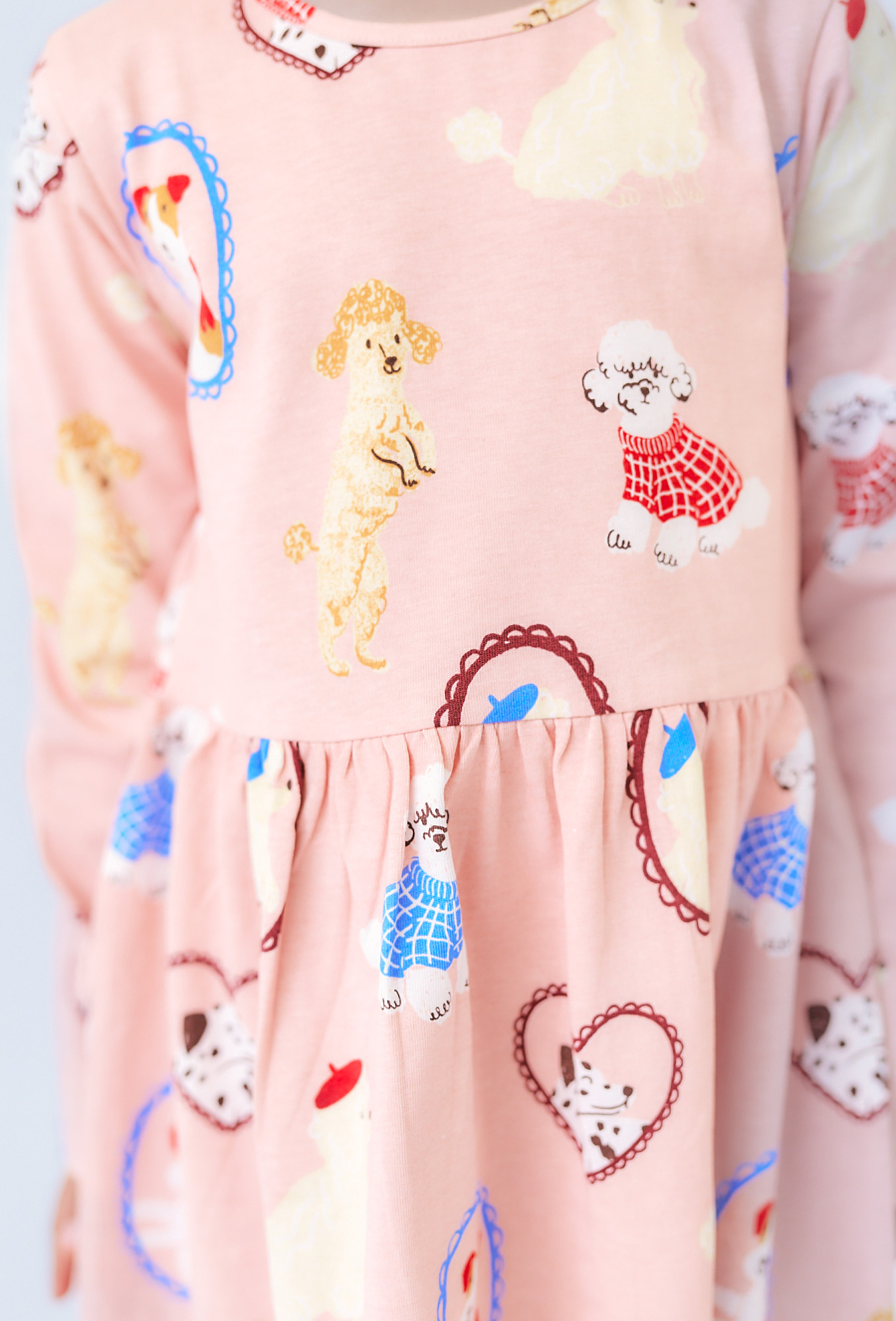 Różowa sukienka dziewczęca z długim rękawem i printem