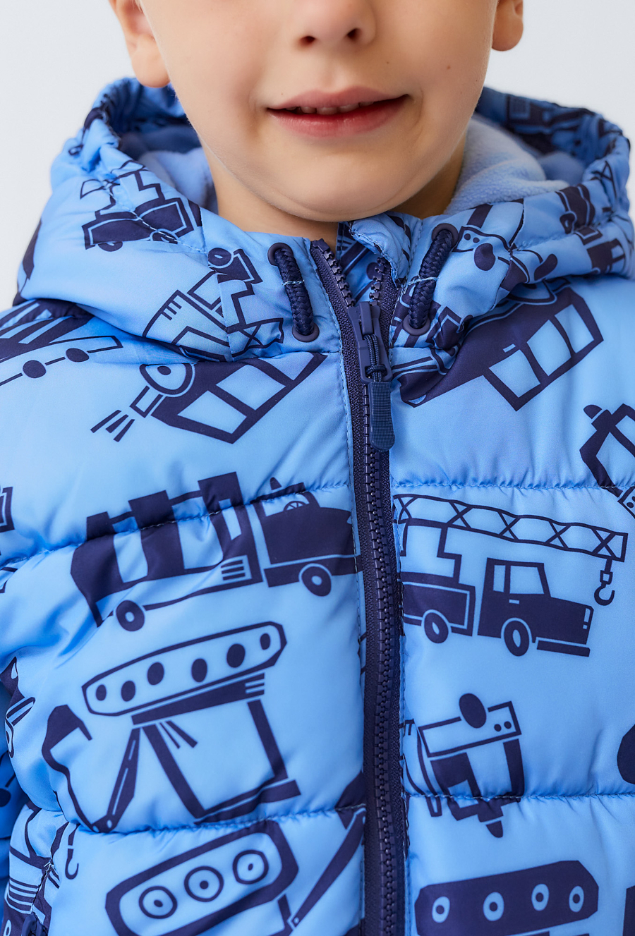 Niebieska kurtka zimowa chłopięca z nadrukiem pojazdów