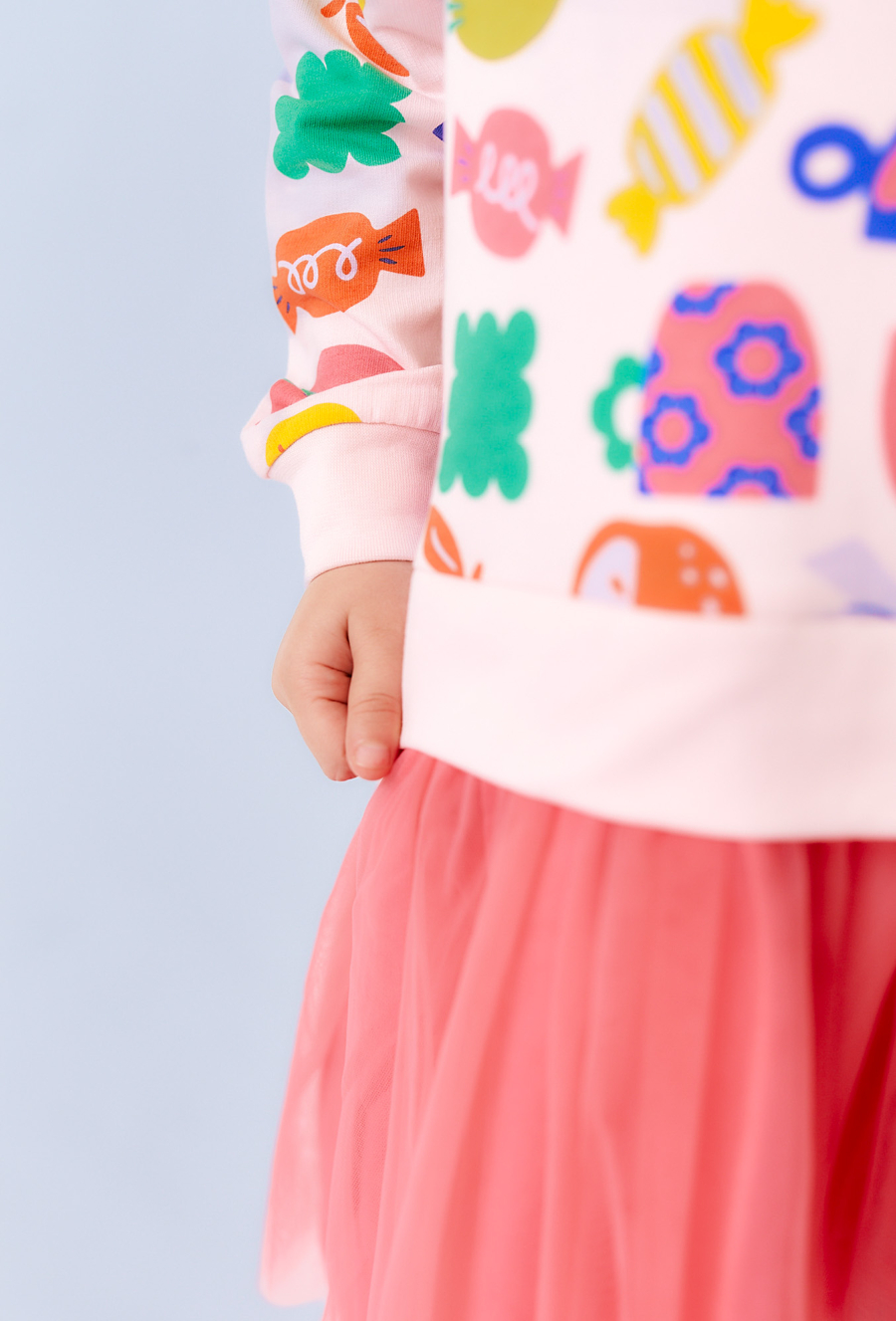 Sukienka dziewczęca z tiulowym dołem i kolorowym nadrukiem