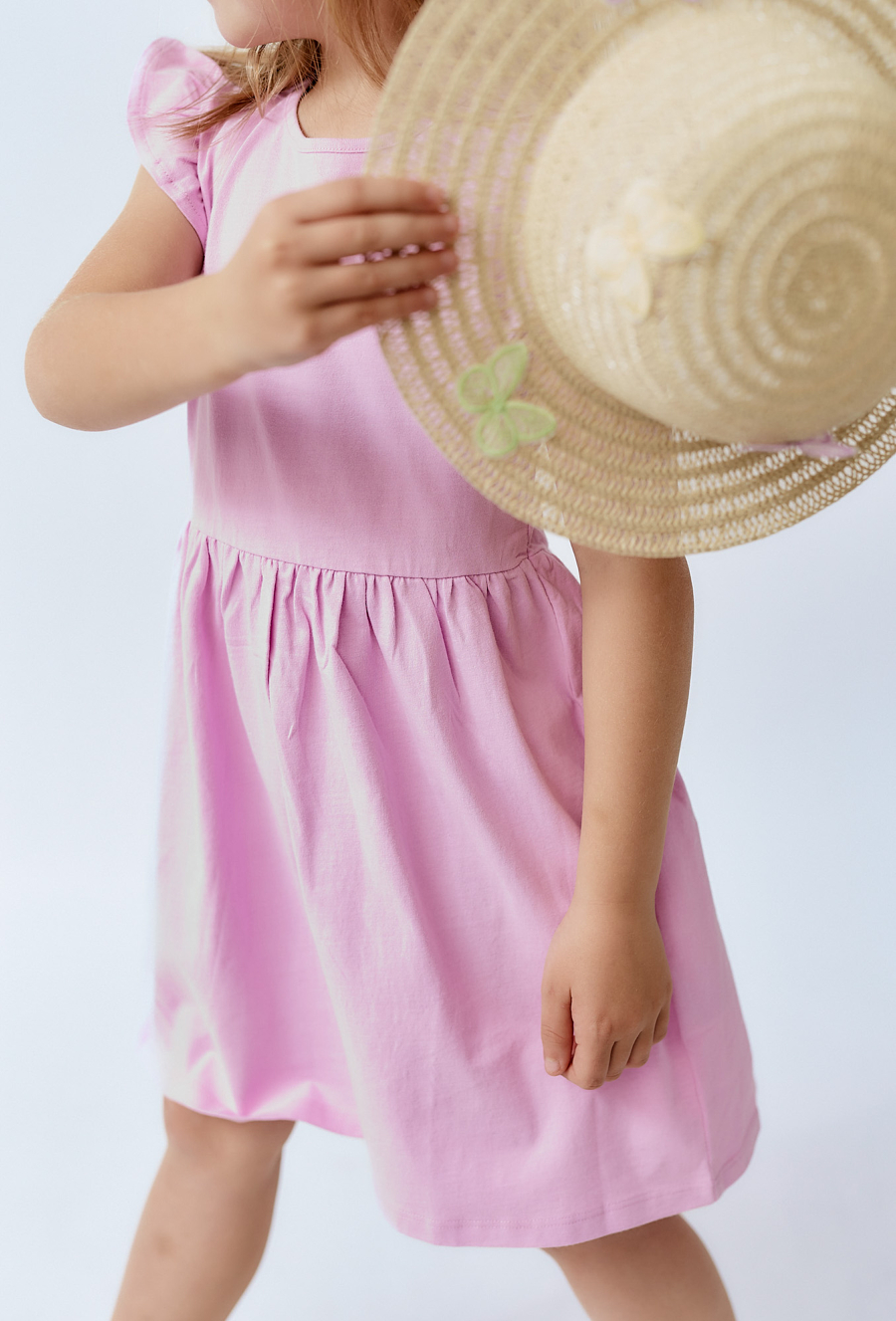 Sukienka z ótkim rękawem i falbankami na ramionach