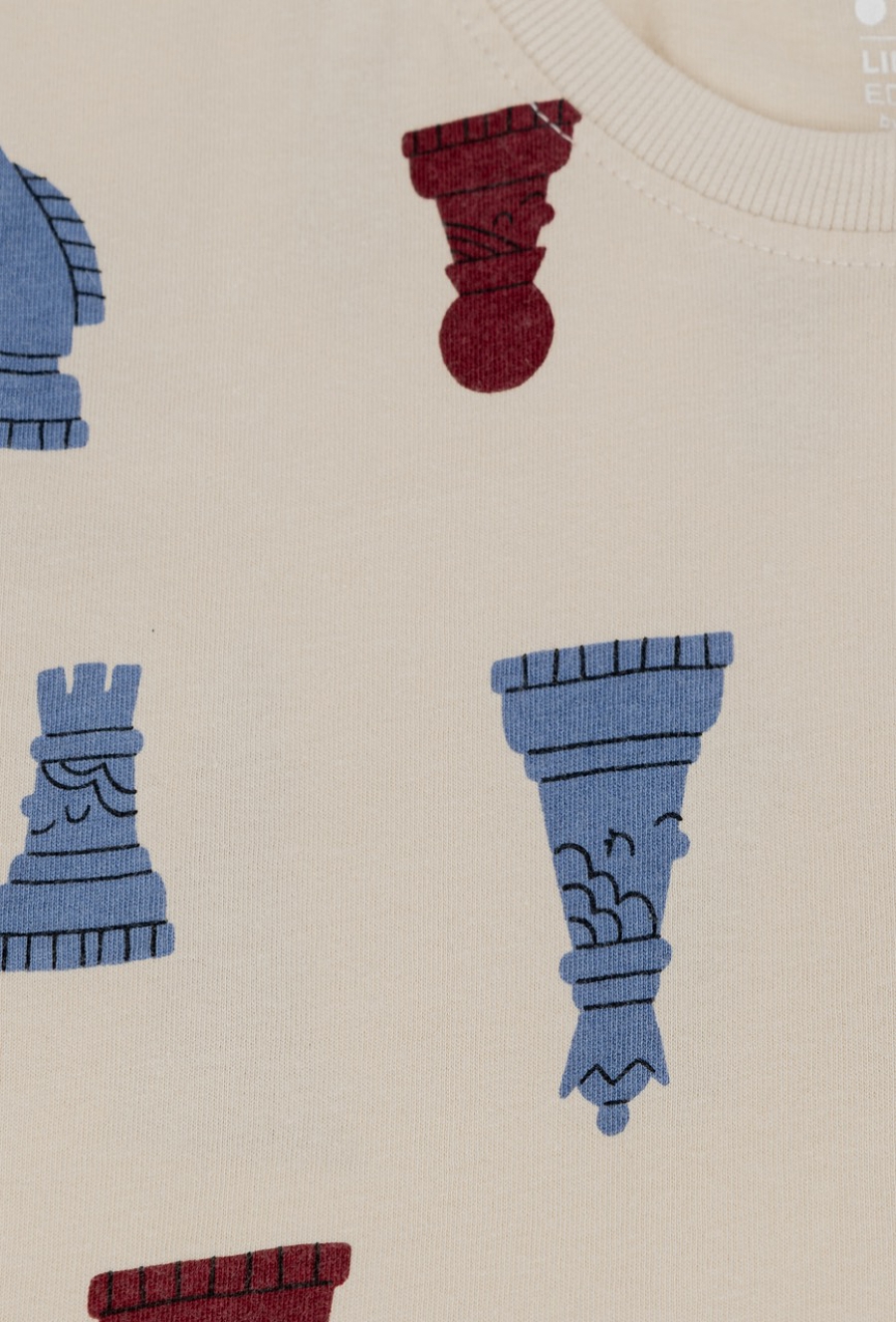 Beżowa koszulka chłopięca z motywem szachów