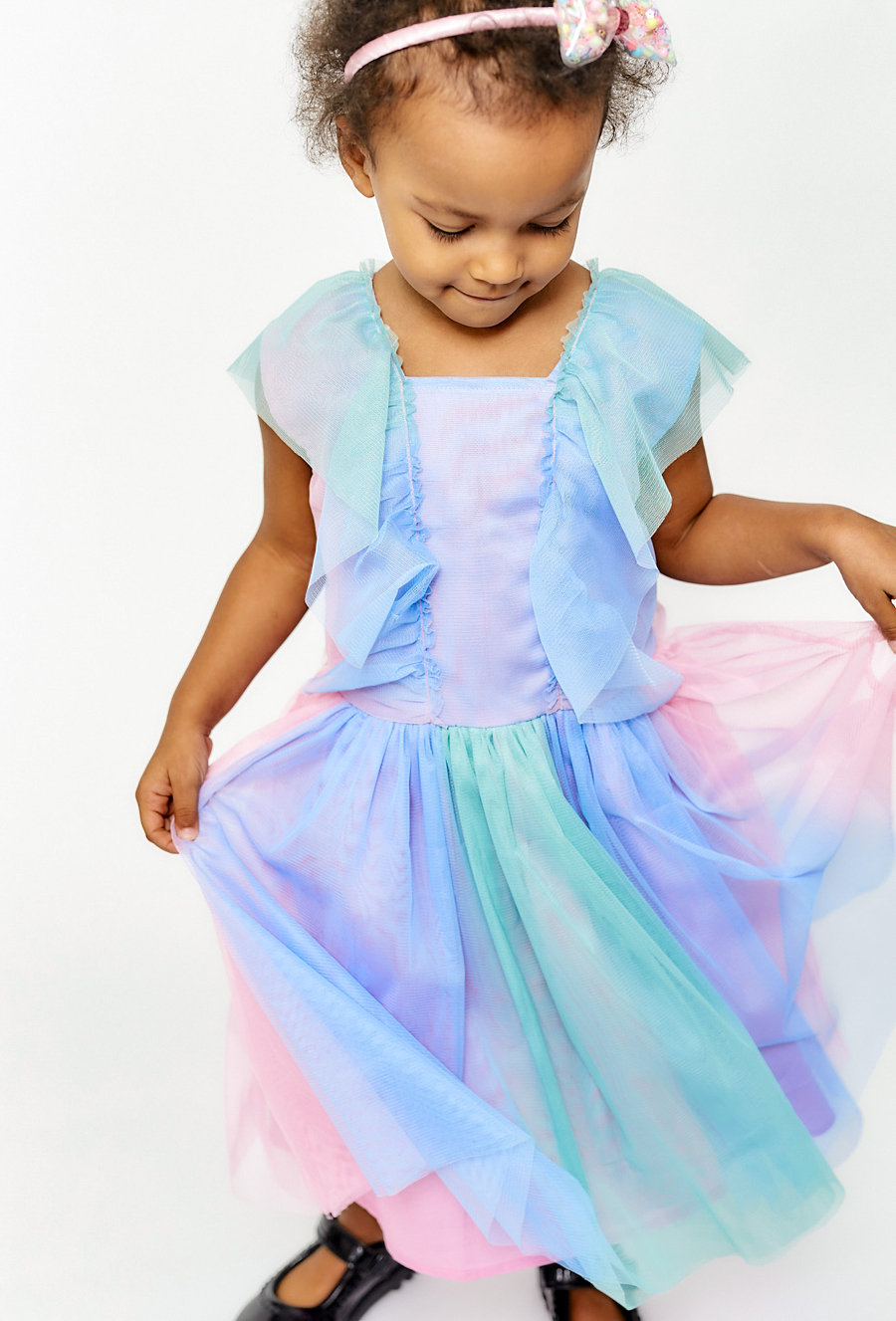 Tiulowa sukienka z ótkim rękawem