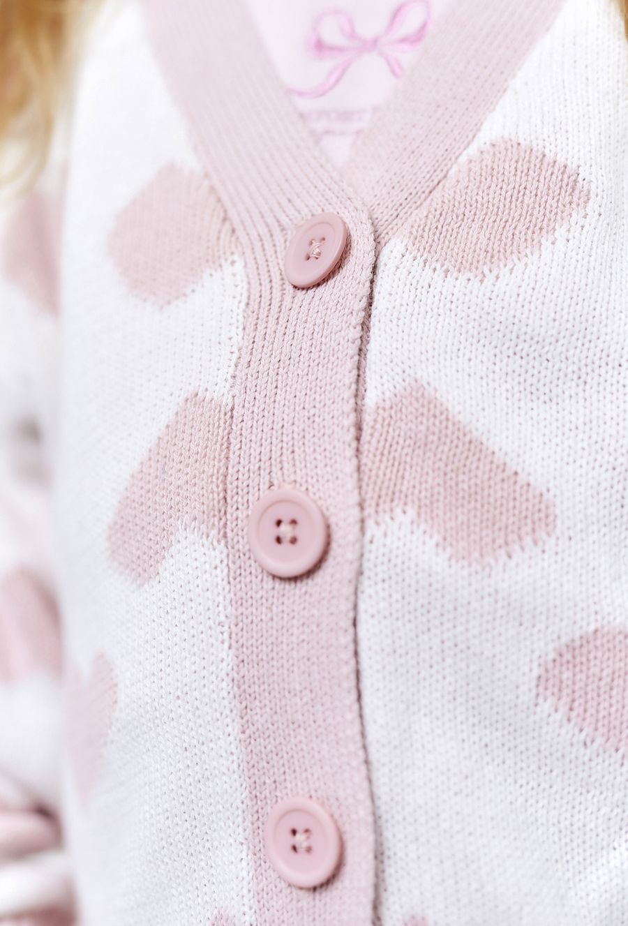 Sweter dziewczęcy rozpinany - ecru w różowe serduszka