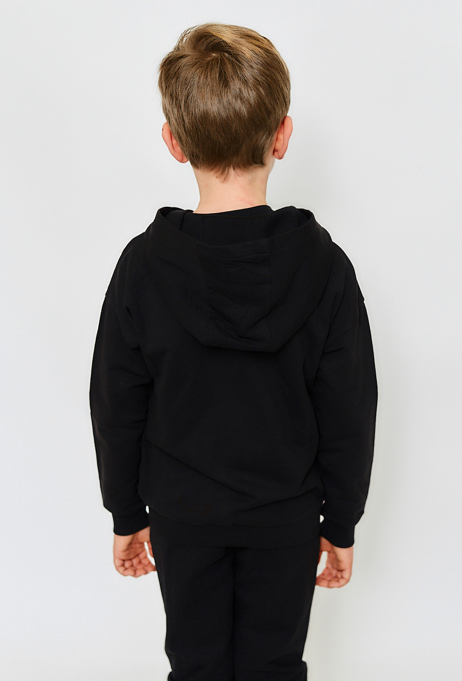 Czarna bluza rozpinana z kapturem