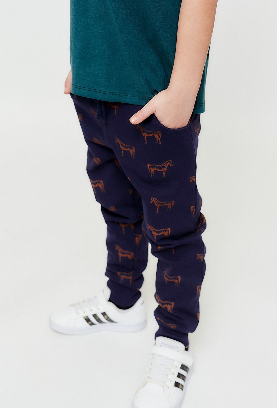 Granatowe spodnie dresowe z nadrukiem