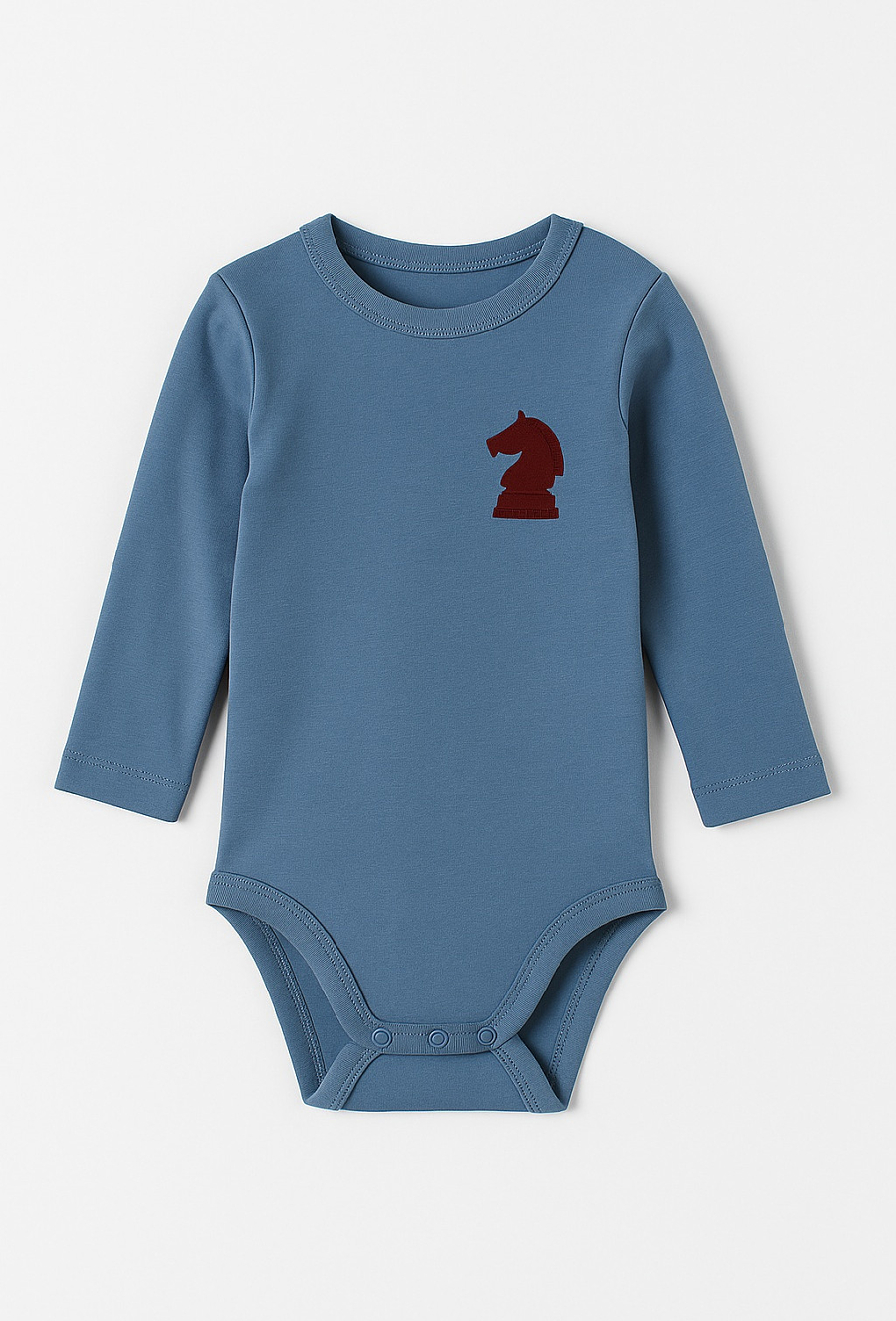 Niebieskie body niemowlęce z nadrukiem figury szachowej.