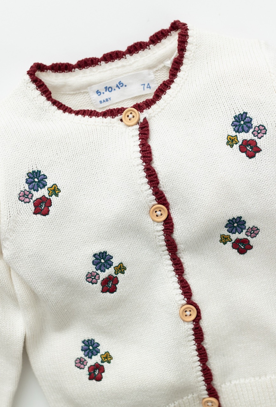 Ecru kardigan niemowlęcy z haftami i ozdobnym wykończeniem