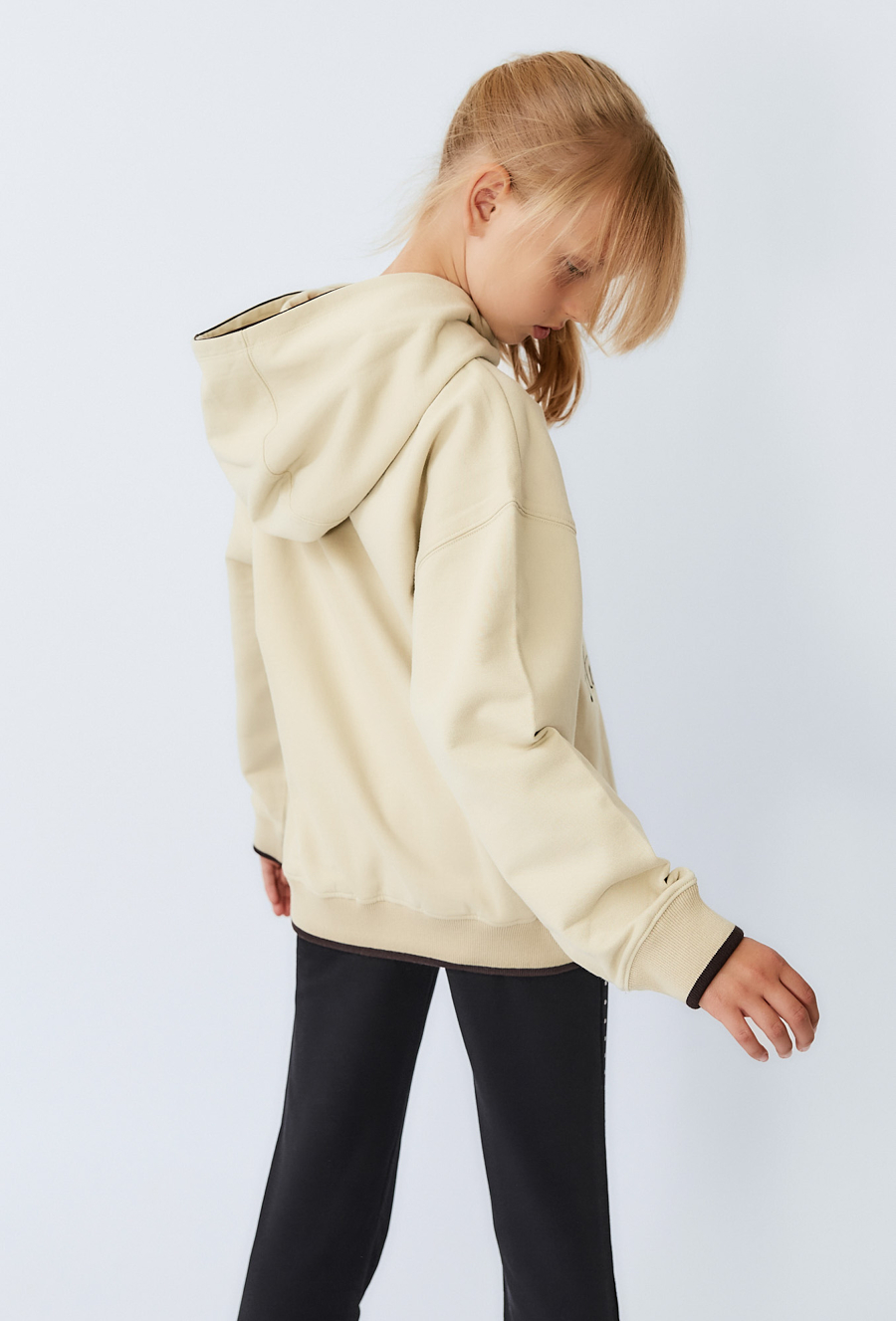 Bluza dziewczęca z kapturem i nadrukiem