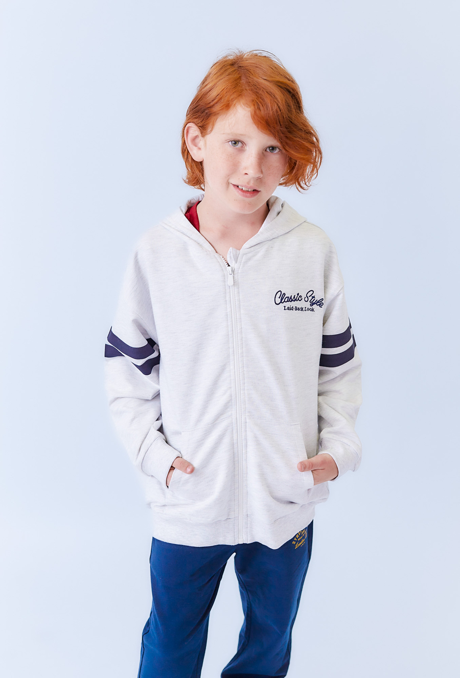 Bluza chłopięca szara z kapturem. haftem i nadrukiem