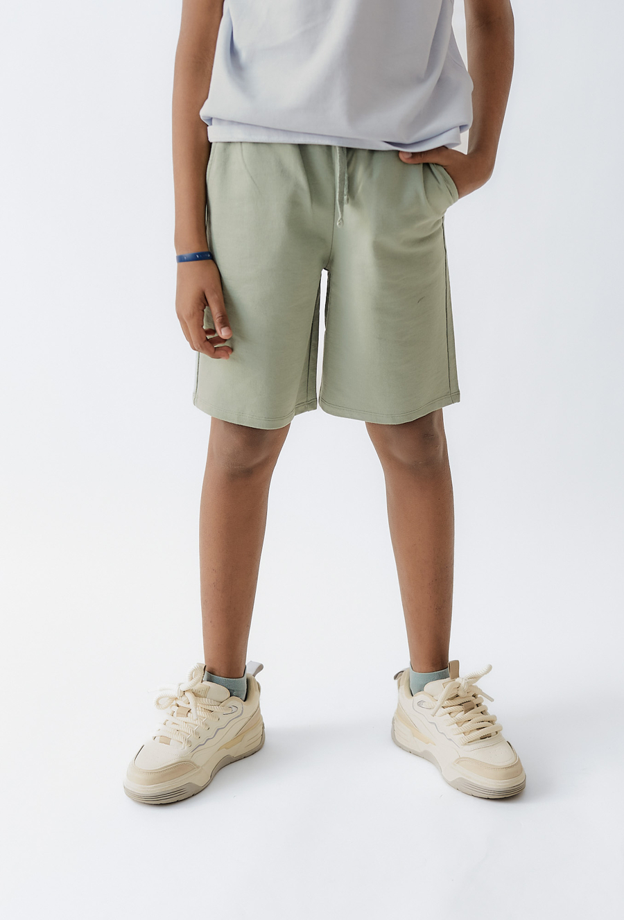 Jasnooliwkowe szorty chłopięce