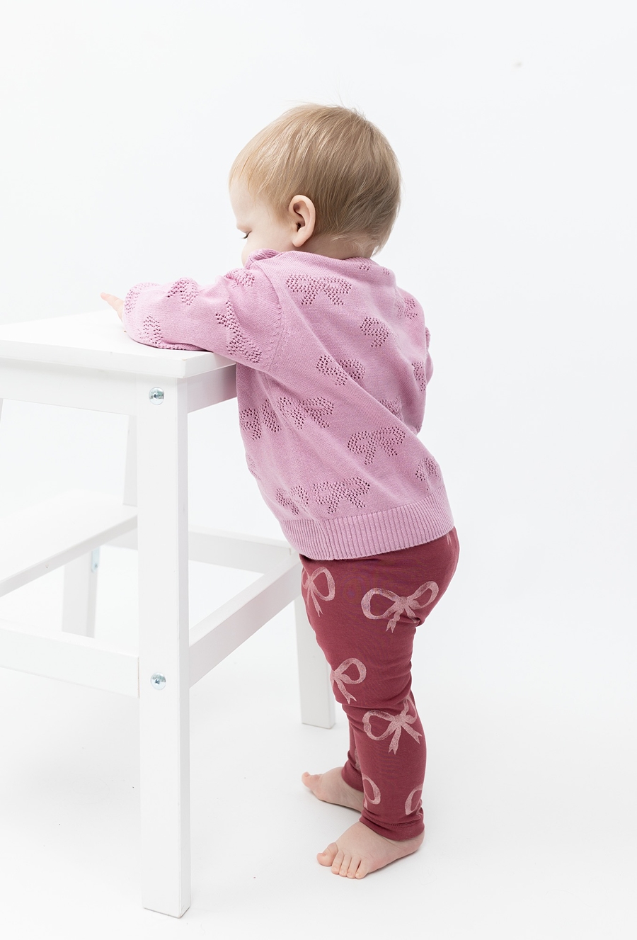 Różowy sweterek dla niemowlaka