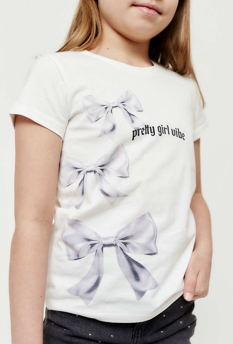 T-shirt dziewczęcy biały z nadrukiem kokardek