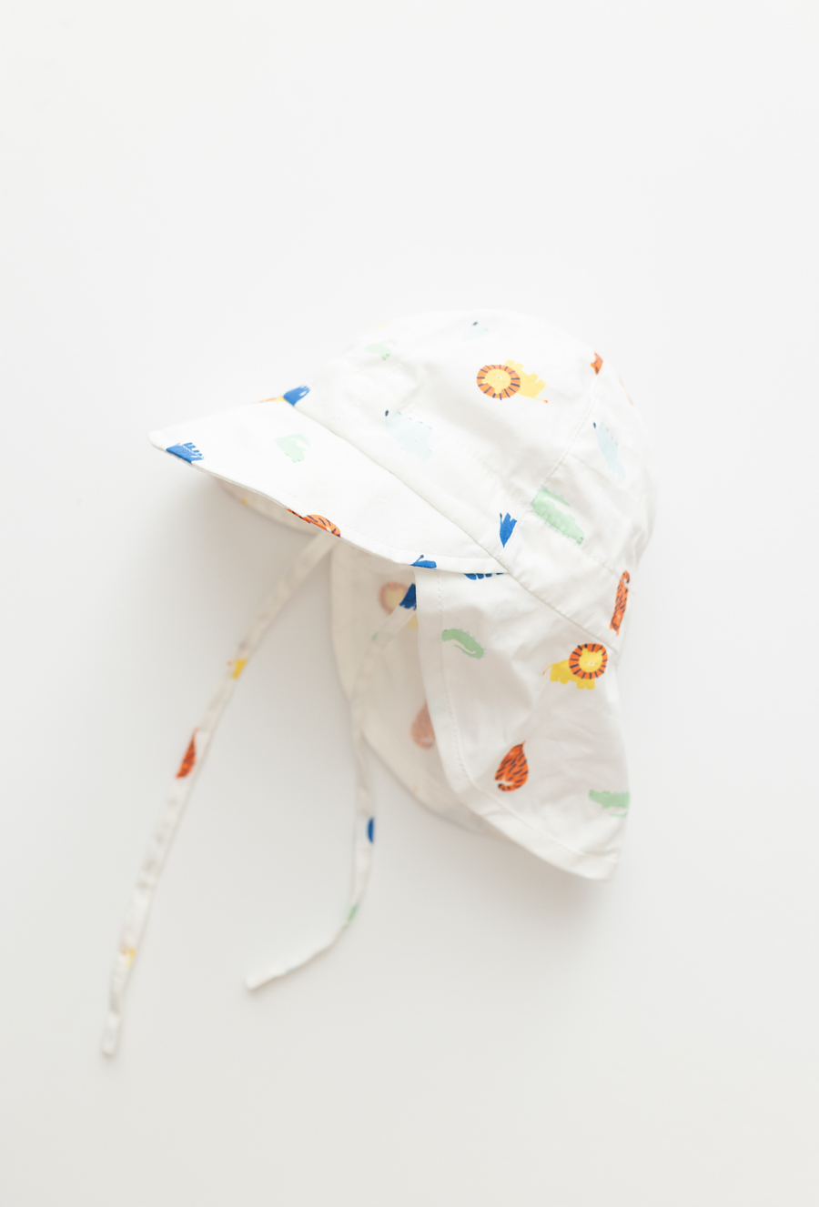 Bawełniana czapka z daszkiem dla niemowlaka – zwierzątka. biała