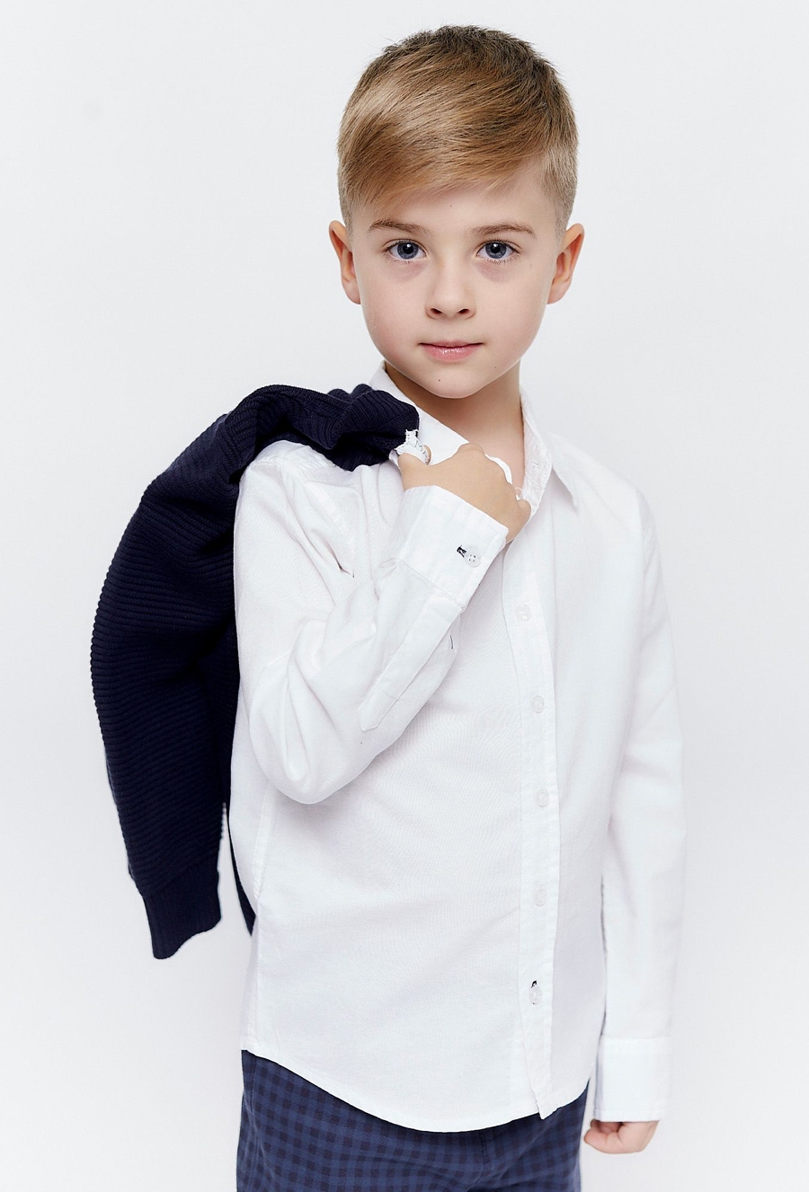 Biała koszula rozpinana z długim rękawem