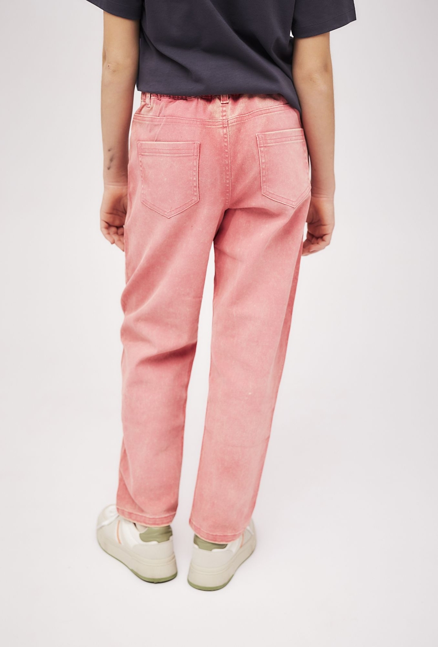 Różowe jeansy dziewczęce - luźny ój
