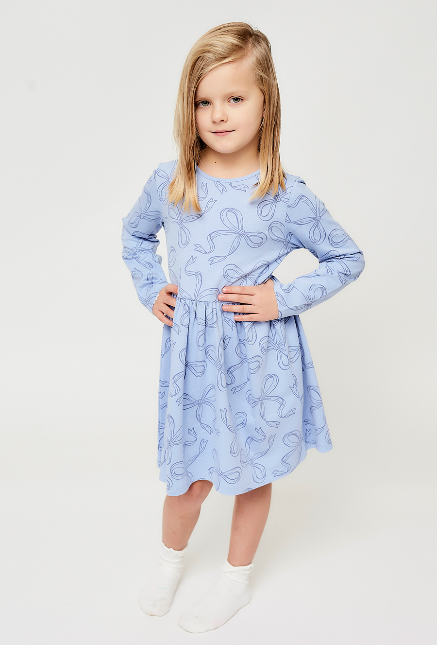 Sukienka dzianinowa z długim rękawem - niebieska w kokardki