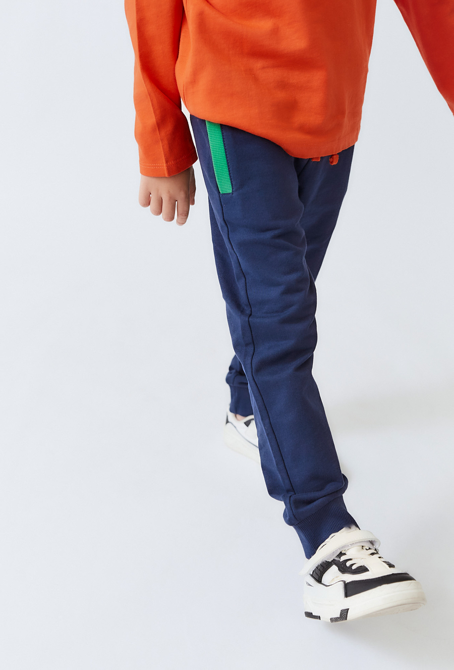Granatowe spodnie dresowe dziecięce Slim z kolorowymi wstawkami.
