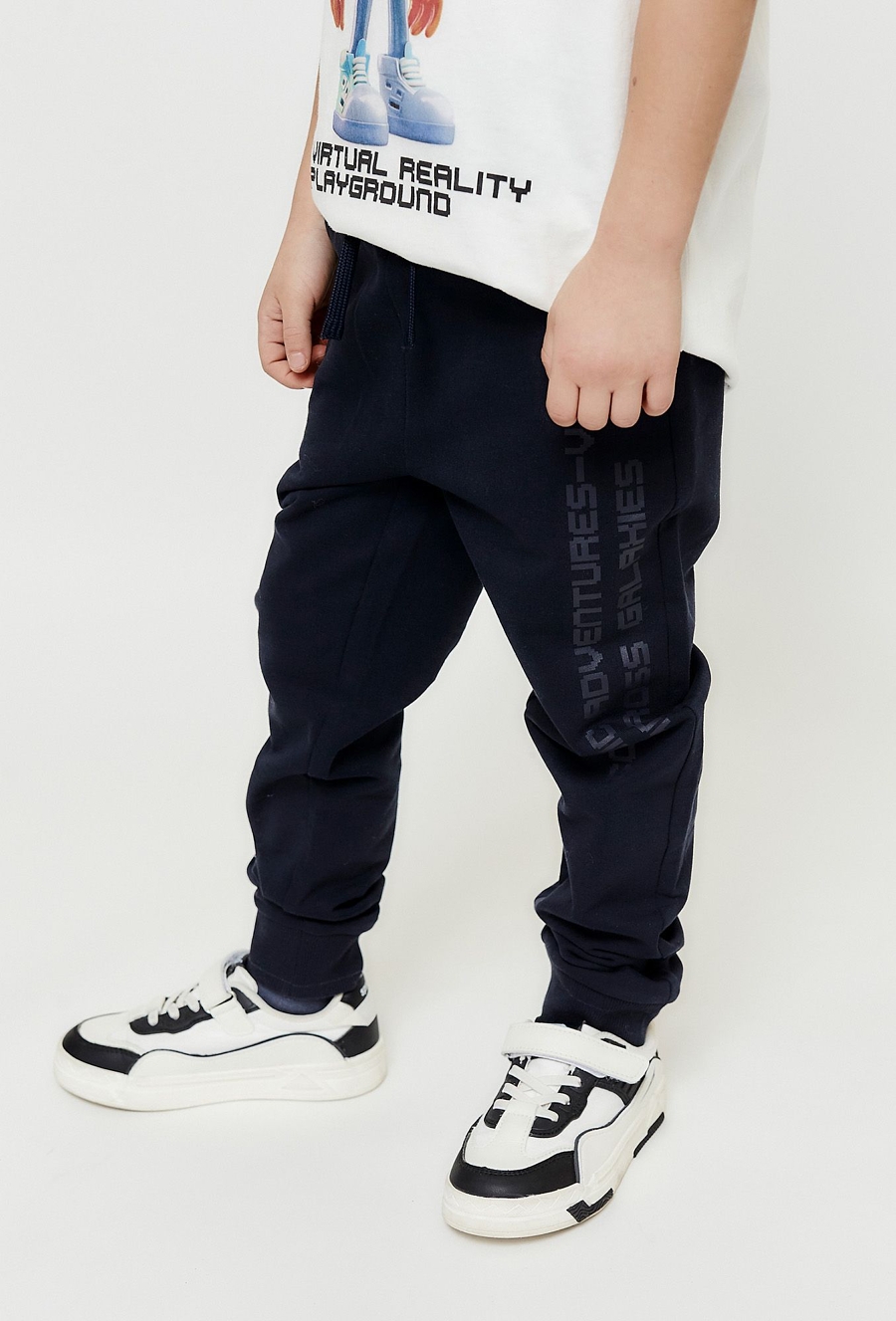 Spodnie dresowe z nadrukiem na nogawce - czarne