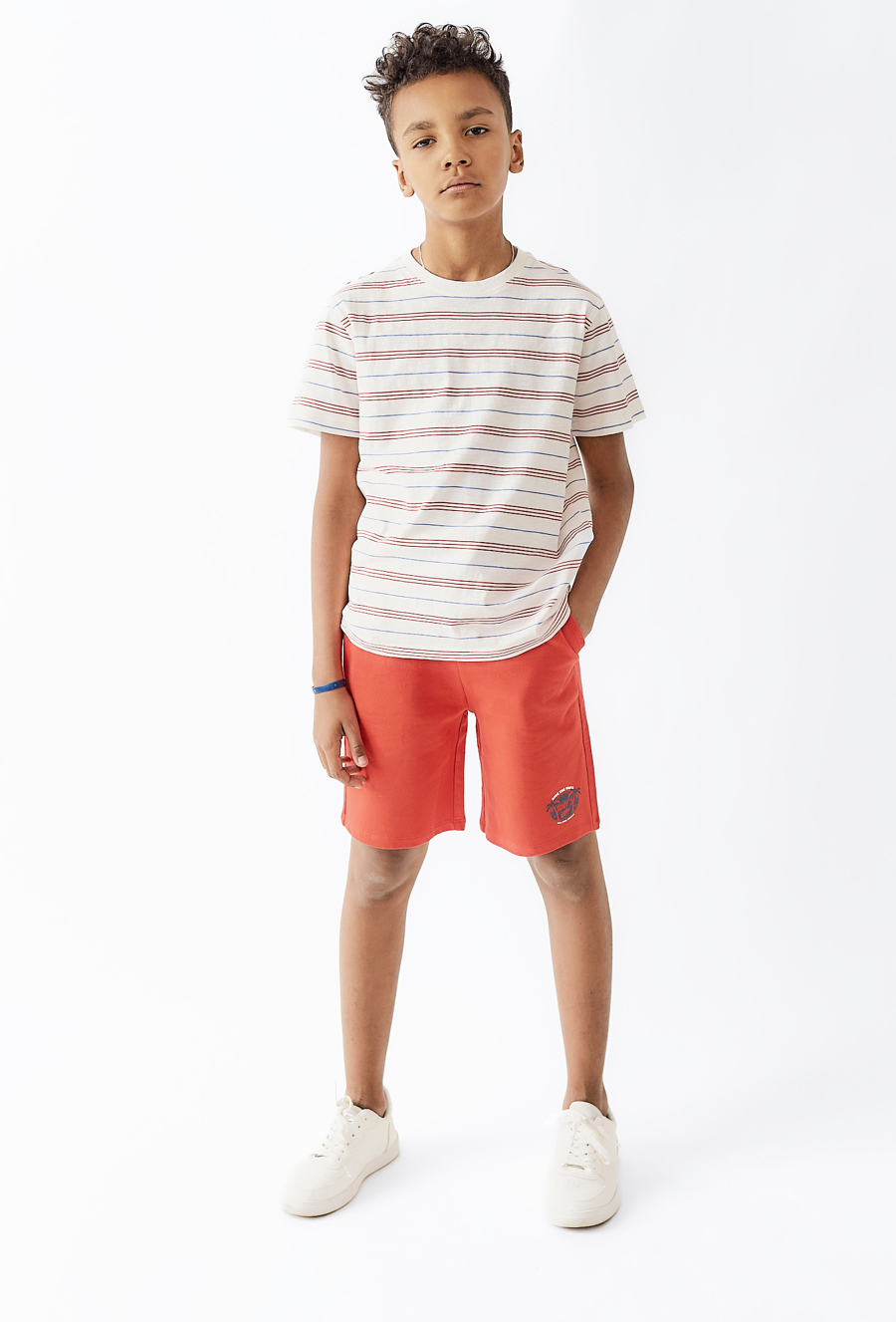 T-shirt chłopięcy - biały w czerwono-niebieskie paski