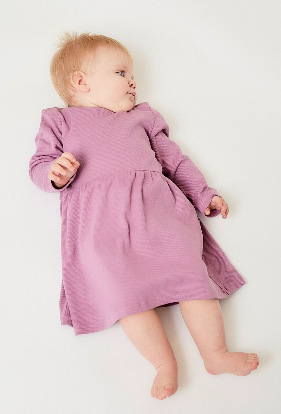 Dzianinowa sukienka niemowlęca w prążki - fioletowa