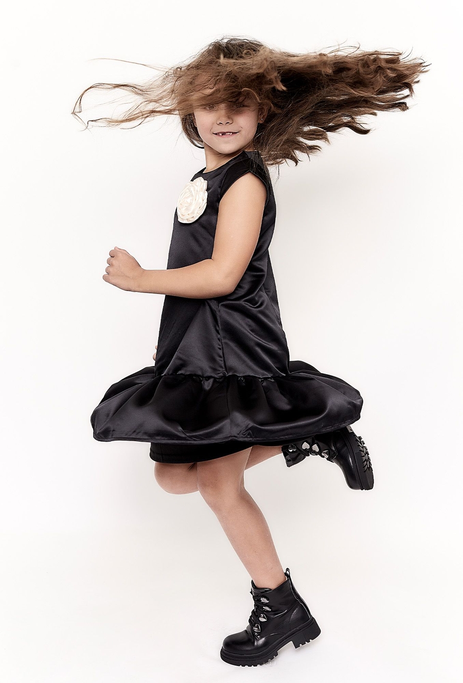 Czarna sukienka z ótkim rękawem