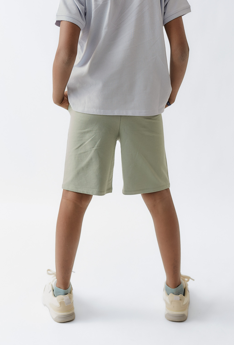 Jasnooliwkowe szorty chłopięce