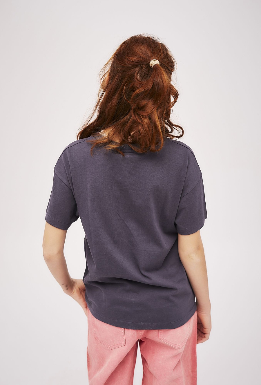 Pudełkowy t-shirt dziewczęcy szary z nadrukiem