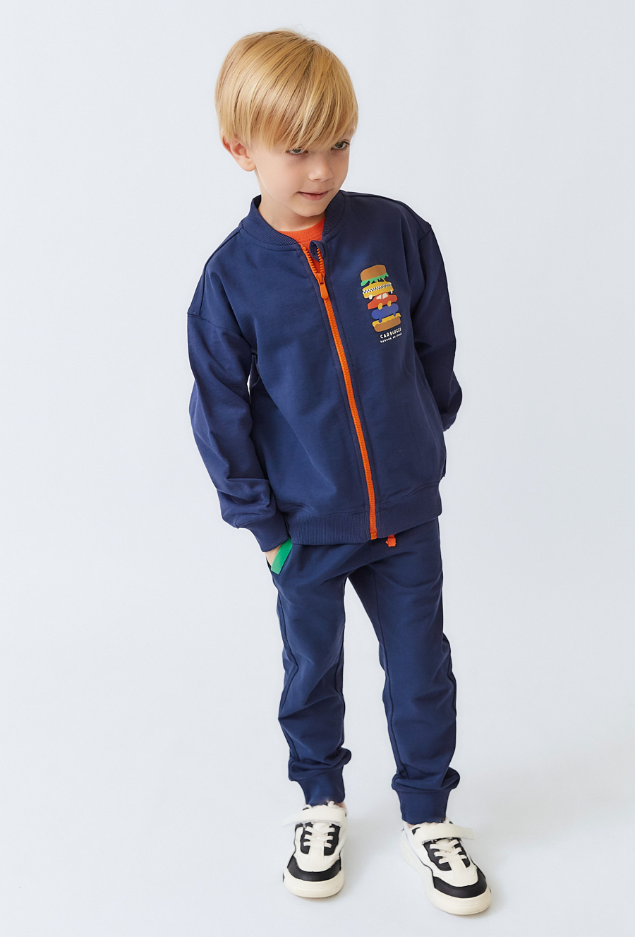 Bluza dziecięca granatowa rozpinana na stójce z nadrukiem.