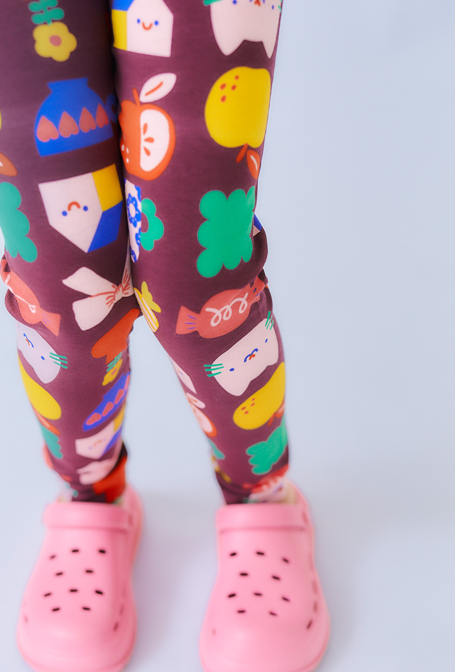 Brązowe legginsy dziewczęce z kolorowym nadrukiem
