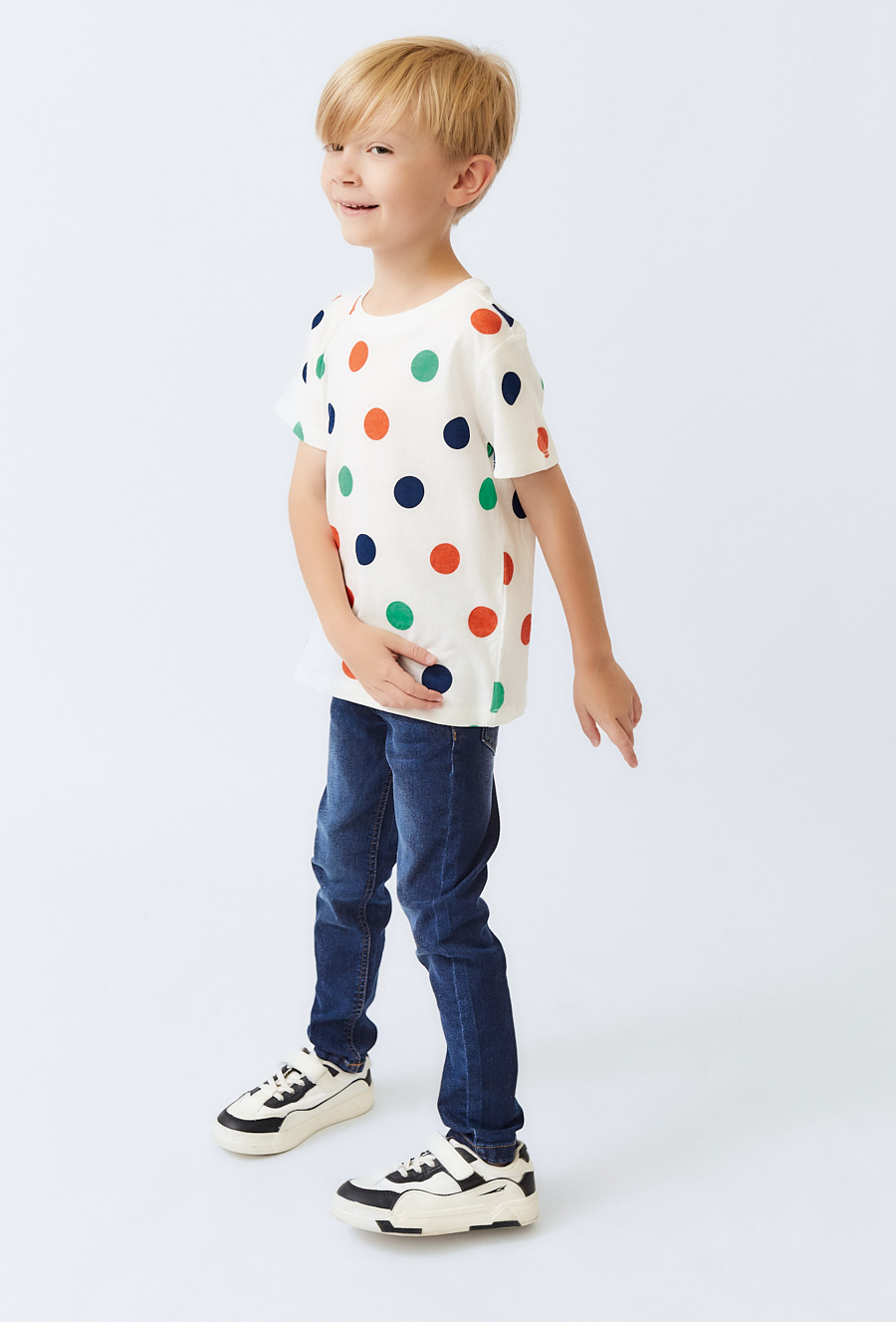 Granatowe jeansy dziecięce – klasyczny fason.