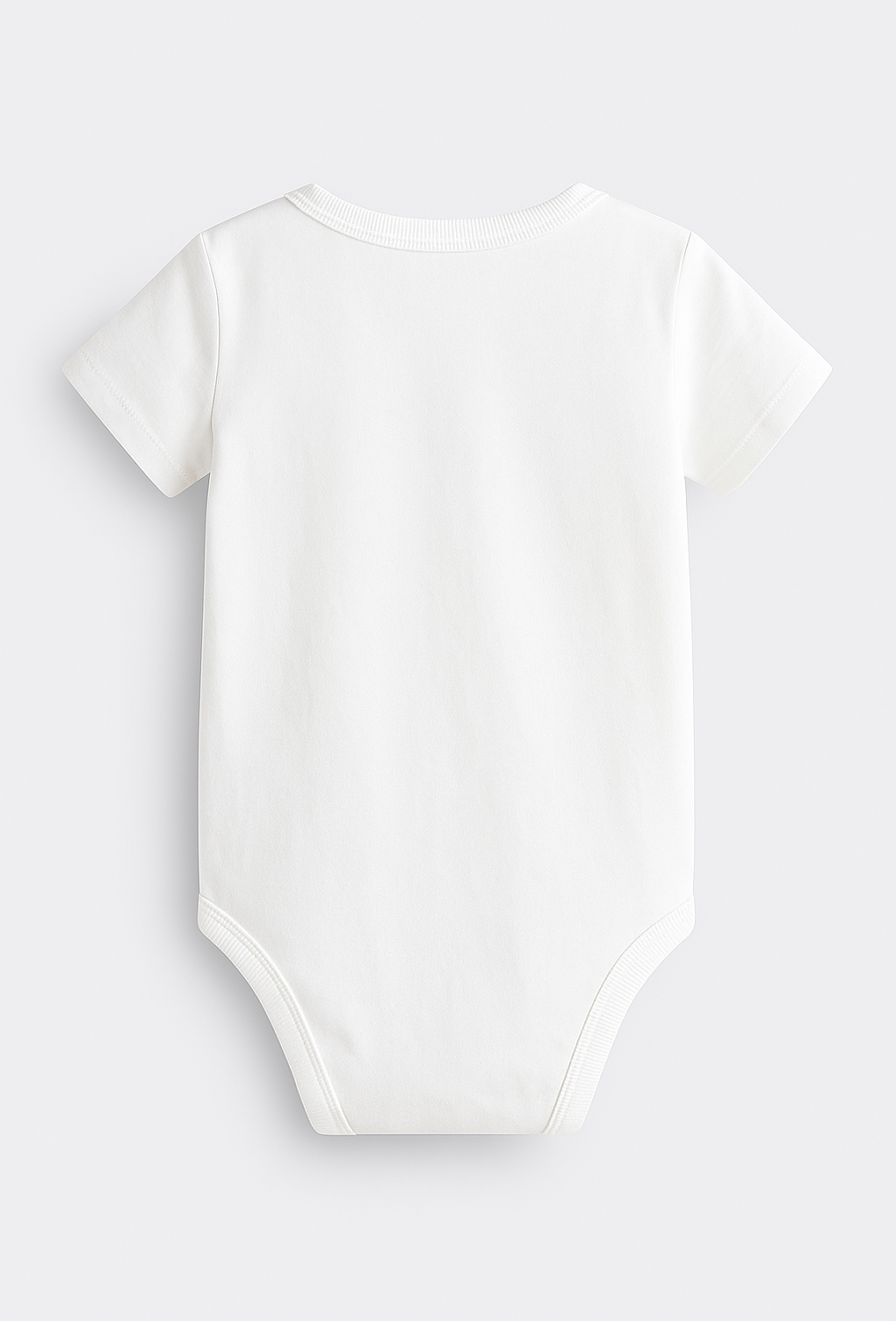 Body niemowlęce – białe z napisem „Mini Tata”.