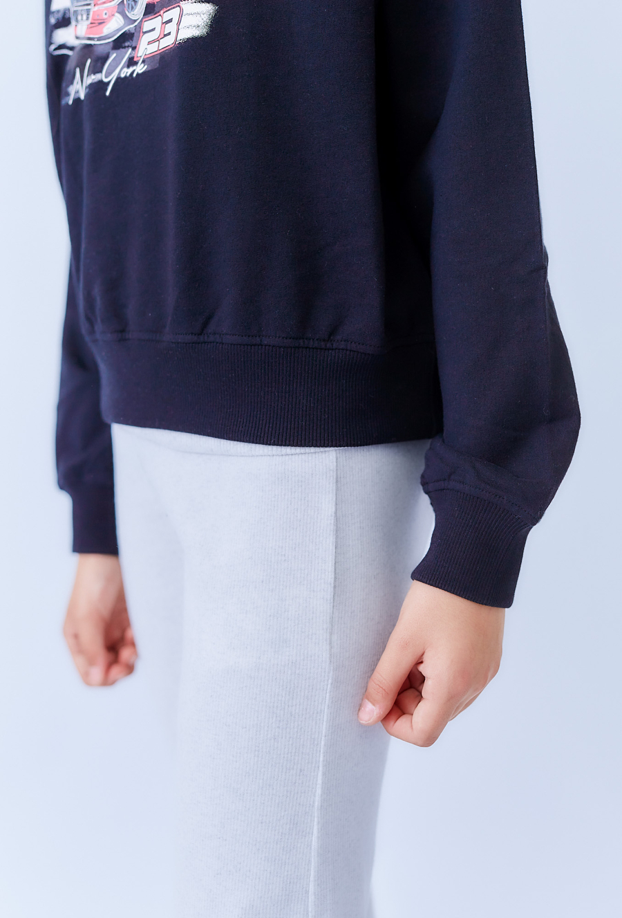 Czarna dziewczęca bluza z nadrukiem