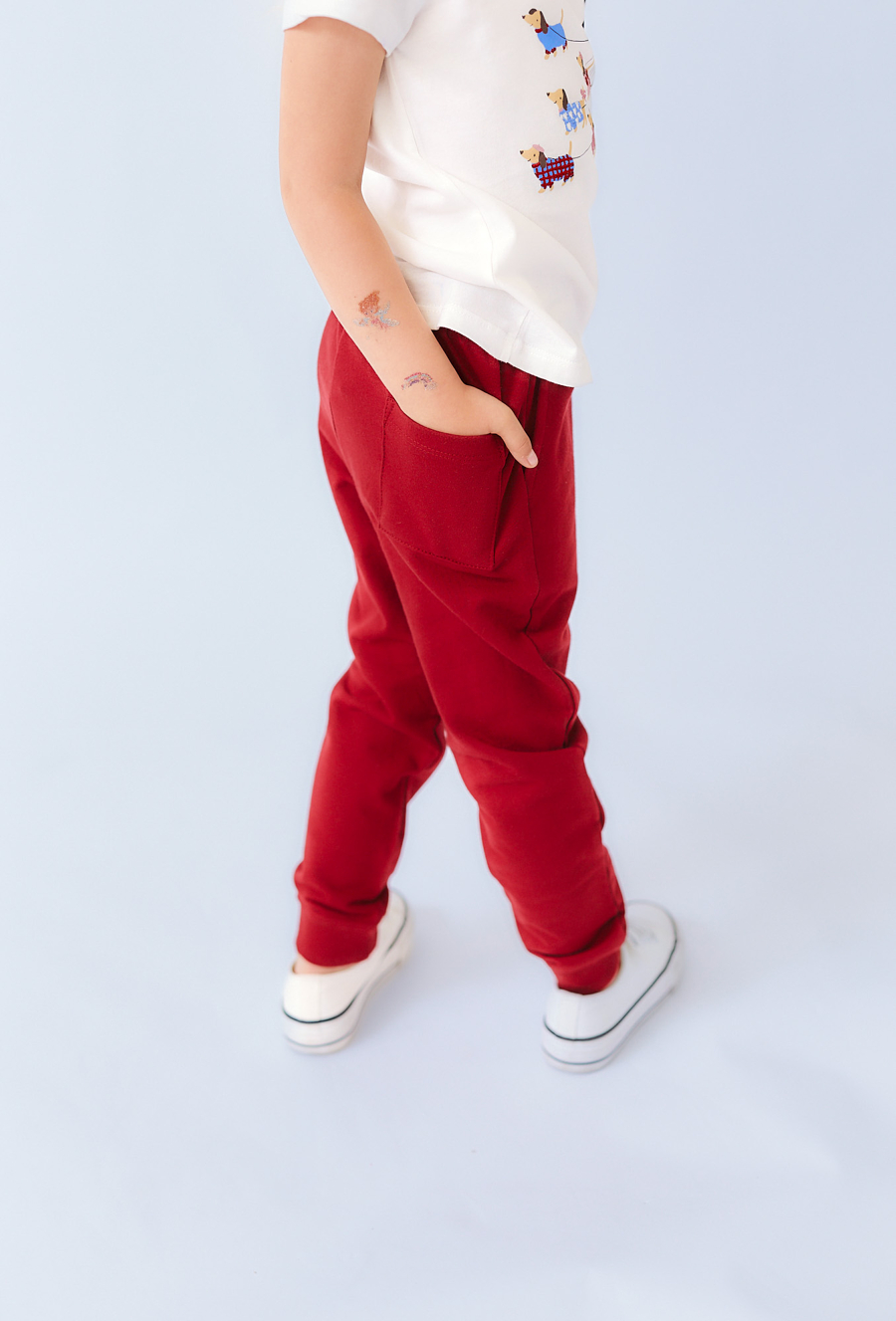 Czerwone spodnie dresowe dziewczęce z haftem.