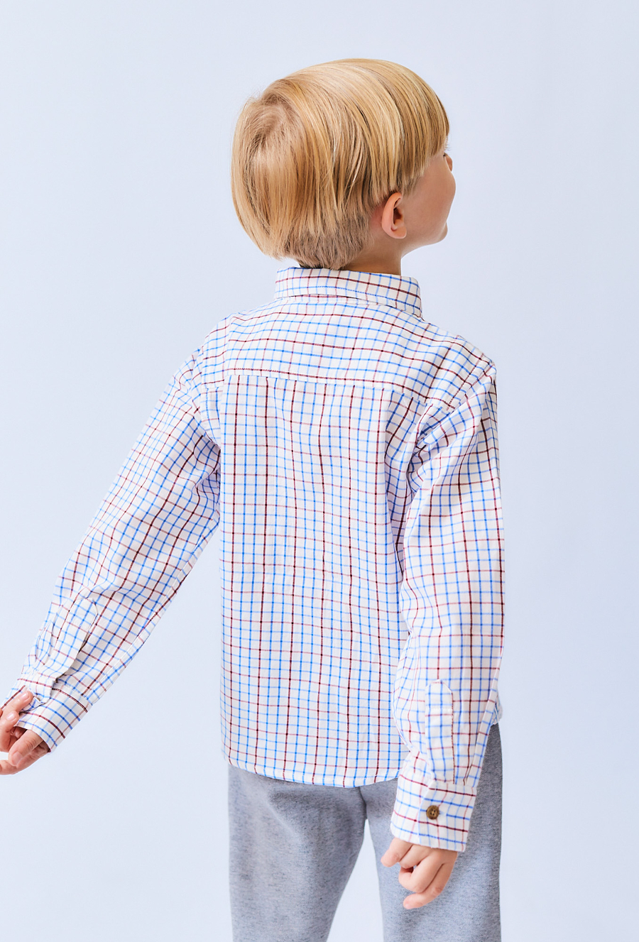 Biała koszula chłopięca w atkę z długim rękawem