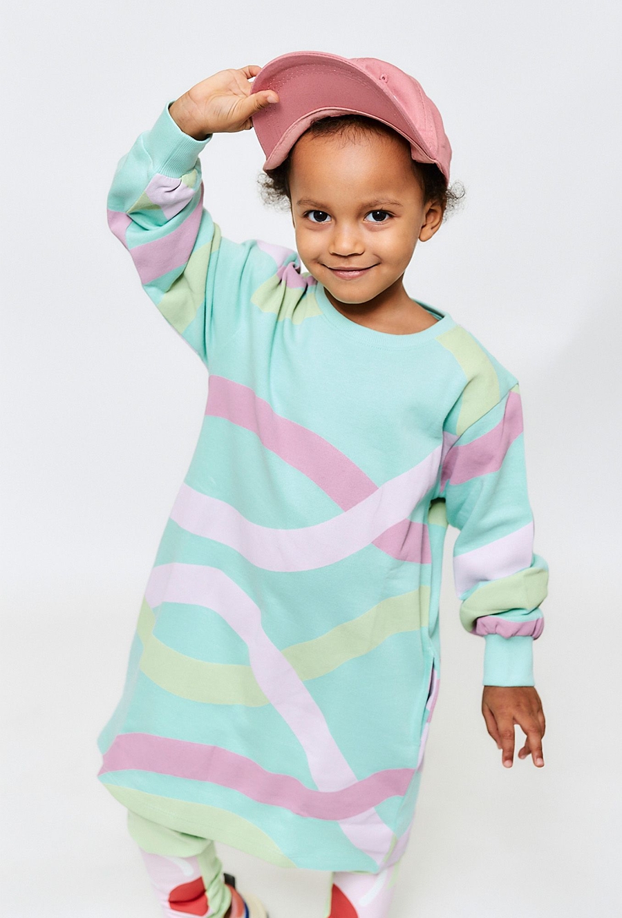 Kolorowa dresowa sukienka dla dziewczynki