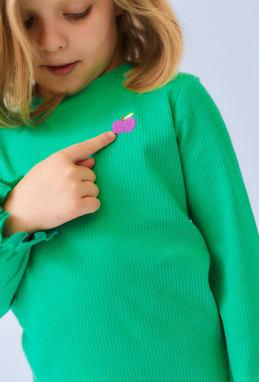 Zielona bluzka rib z haftowanym jabłuszkiem dla dziewczynki