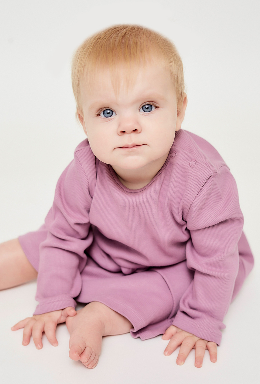 Dzianinowa sukienka niemowlęca w prążki - fioletowa