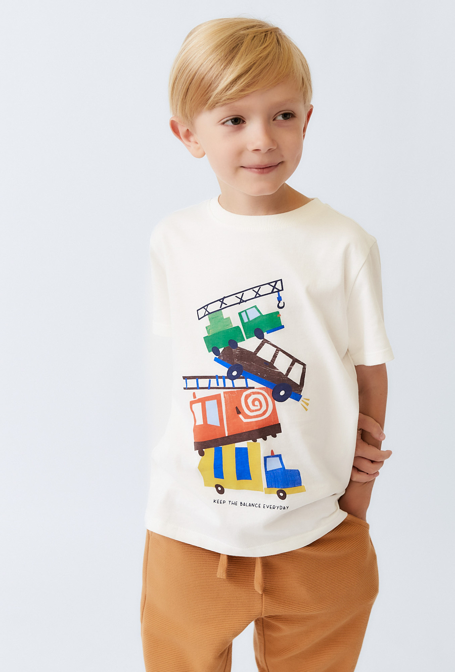 Koszulka chłopięca ecru z nadrukiem pojazdów